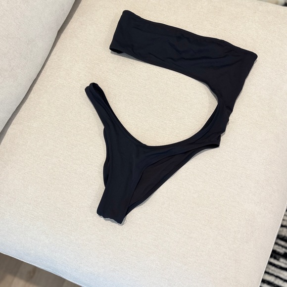 SKIMS STRAPLESS MONOKINI - Picture 7 of 7